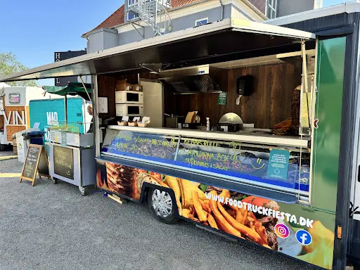 Foodtruck Fiesta — åbent køkken med shawarma tilberedning